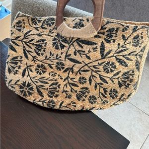 Large tote with wooden handles